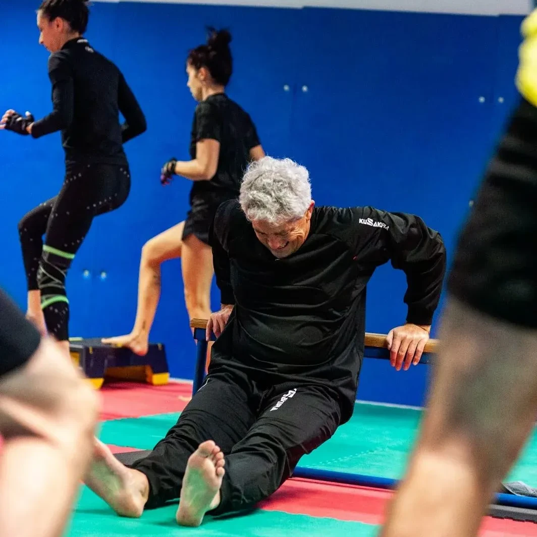 Il nostro Corso di Preparazione Fisica per sport da combattimento è il complemento ideale per gli atleti del corso Agonistico che desiderano potenziare le loro prestazioni. Scopri un allenamento mirato per migliorare forza, agilità e resistenza, e ottenere un vantaggio competitivo nel judo.